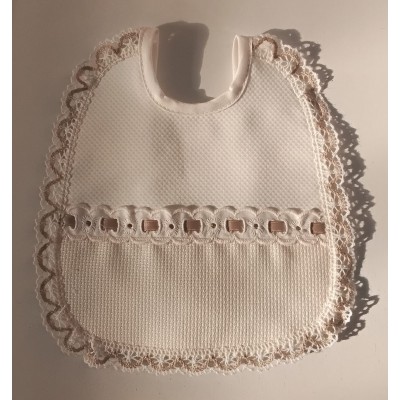 982931-003 MANUELA BABERO 20X22 (03) PIQUE+PANAMA+CINTA POLIESTER 60%-ALGODON 40% BEIG Venta en piezas de 3.00 U