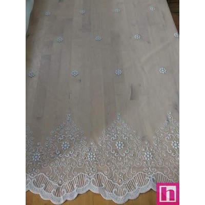 62879 TUL BORDADO AMBOS LADOS NISA 1.50 MTS. POLIESTER 100% BEIG BORDADO ROSA Venta en piezas de 15.00 M